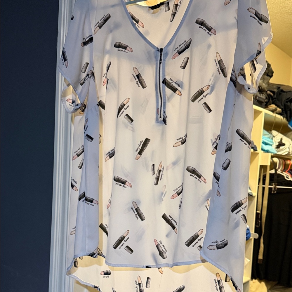 torrid White Blouse with Black and Pink Lipstick Print